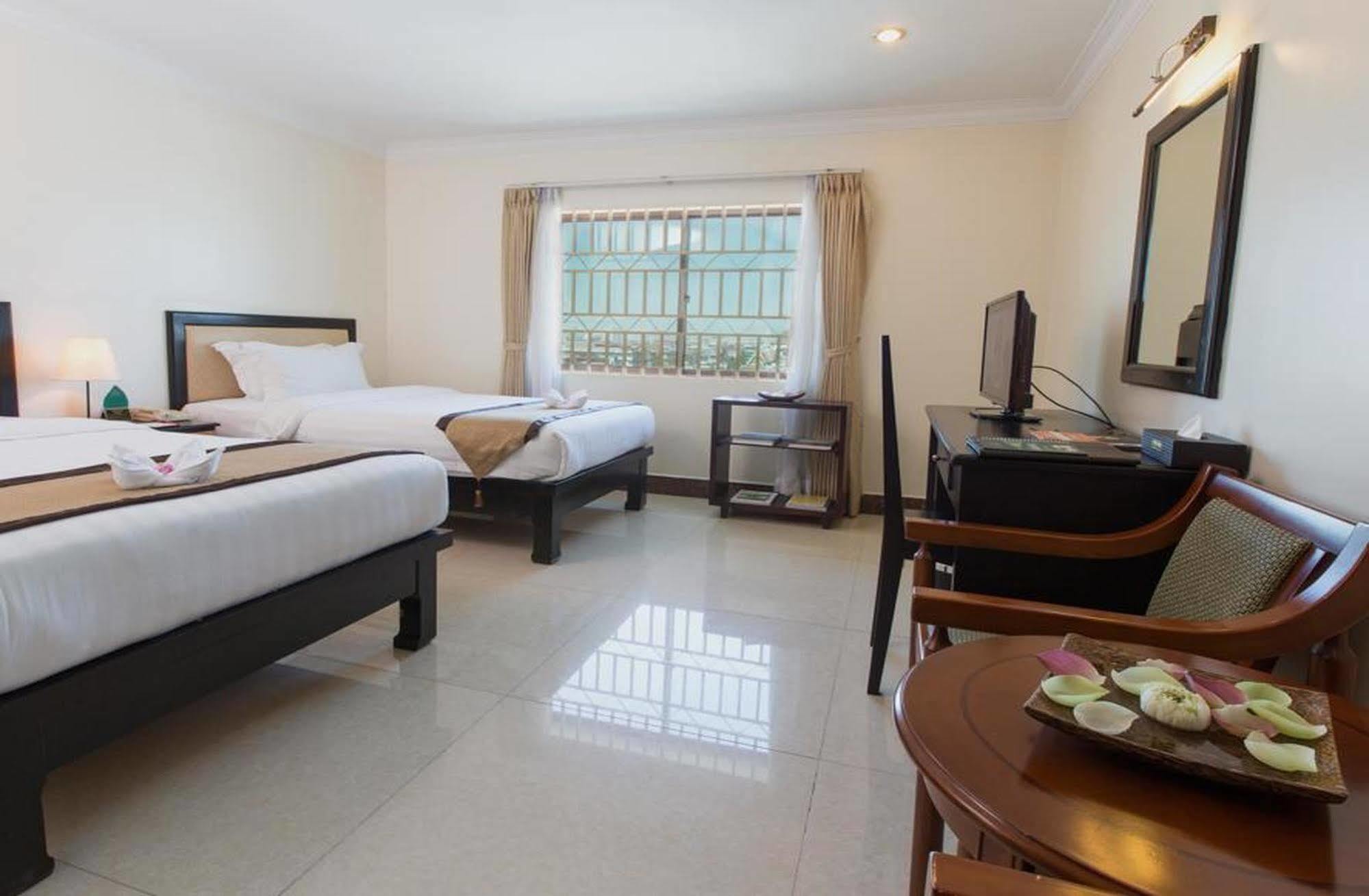 Cardamom Hotel & Apartment Phnom Penh Exterior photo