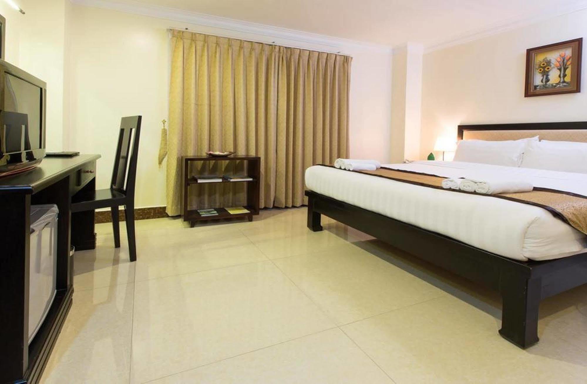 Cardamom Hotel & Apartment Phnom Penh Exterior photo