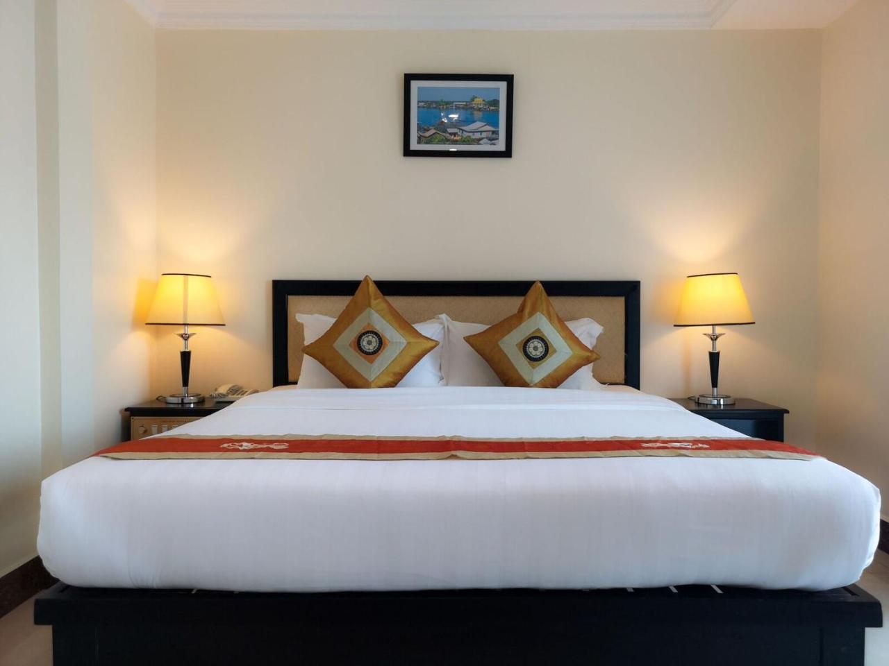 Cardamom Hotel & Apartment Phnom Penh Exterior photo